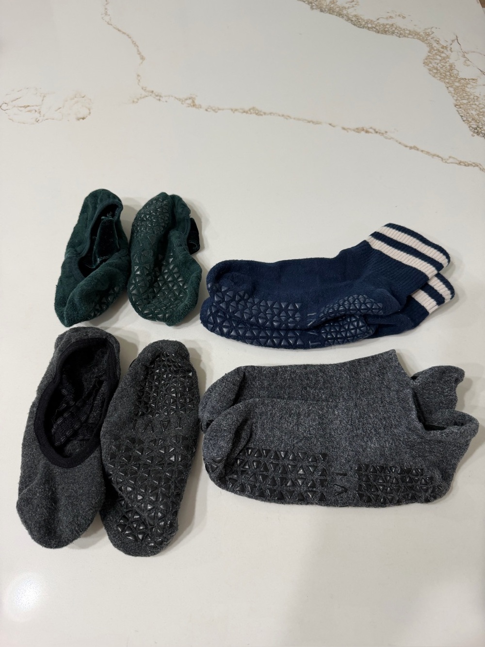 Tavi set of Four (4) pairs grip socks | M